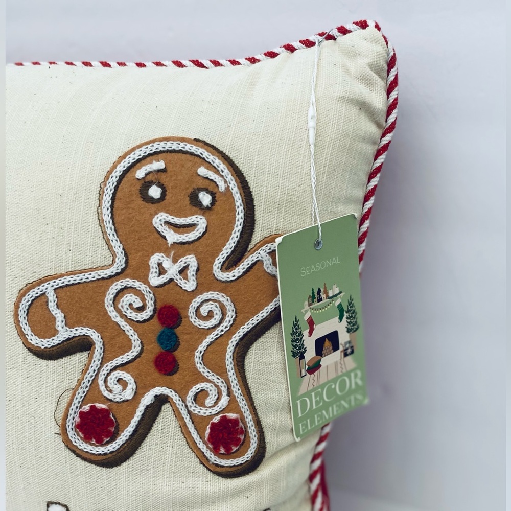 Christmas Gingerbread Men “Ho Ho Ho” Pillow 13” x 18” NWT - Picture 4 of 6